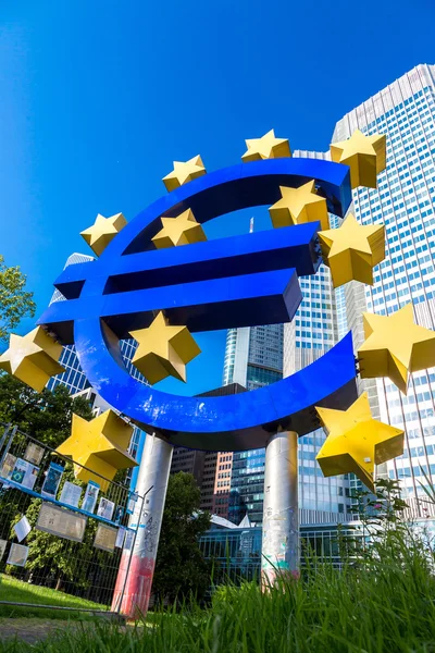 Assinatura do euro perto do Banco Central Europeu — Fotografia de Stock