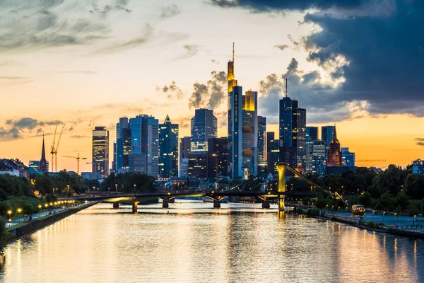 Frankfurt am main manzarası gün batımında — Stok fotoğraf