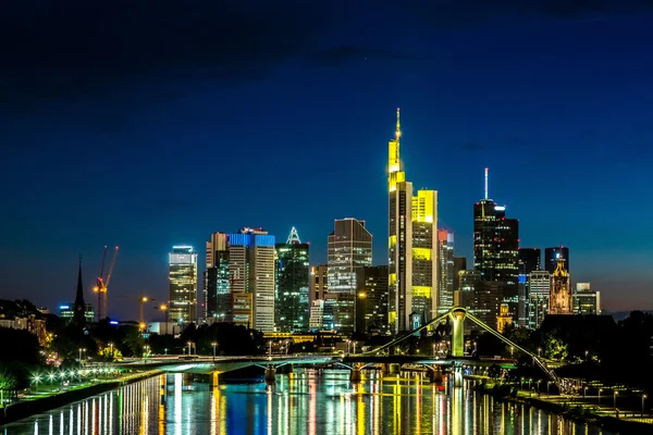 Frankfurt am main skyline w nocy — Zdjęcie stockowe