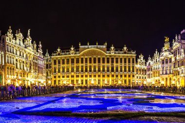 Grand place adlı gece Brüksel'deki