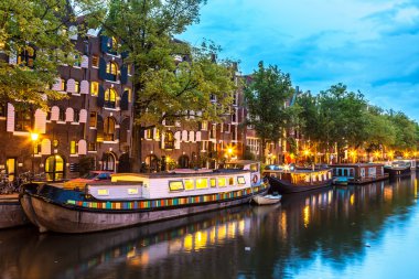 Amsterdam kanalları gece