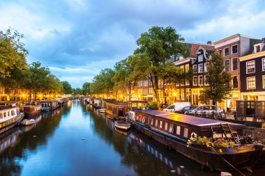 Amsterdam kanalları gece