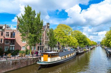 Amsterdam kanalları ve Hollanda'da tekneler
