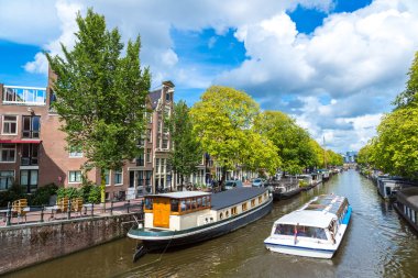 Amsterdam kanalları ve Hollanda'da tekneler