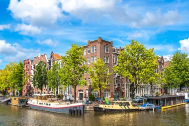 Amsterdam kanalları ve Hollanda'da tekneler