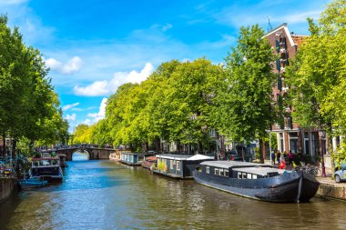 Amsterdam kanalları ve Hollanda'da tekneler
