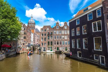 Amsterdam kanal ve st. nicolas church
