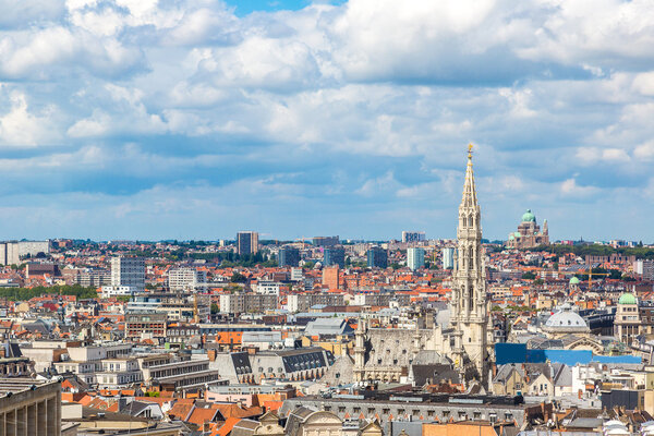 Брюссель: городской пейзаж в прекрасный летний день
