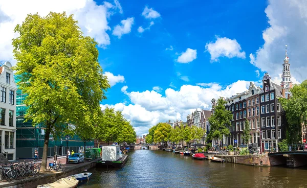 Canal com barcos em Amsterdã — Fotografia de Stock