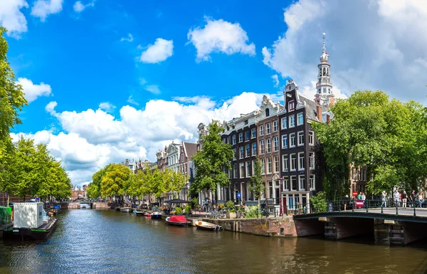 Canal con barcos en Amsterdam —  Fotos de Stock