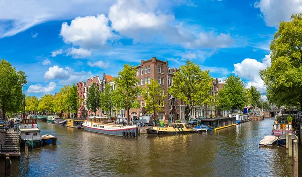 Canal com barcos em Amsterdã — Fotografia de Stock