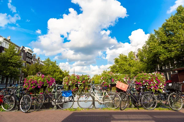 Bicicletas na ponte sobre o canal de Amesterdão — Fotografia de Stock