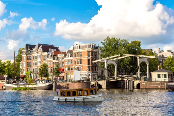 Canal and bridge in Amsterdam — Stock Photo, Image