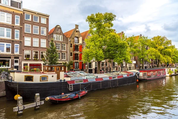 Canales y barcos de Ámsterdam en Holanda — Foto de Stock