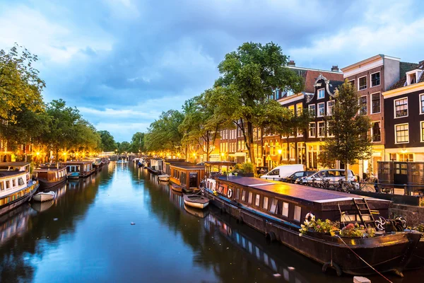 Canais de Amsterdã à noite — Fotografia de Stock