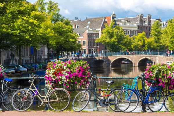 Fietsen op brug over kanaal van Amsterdam — Stockfoto