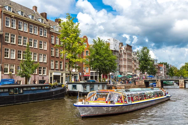 Kanalerna i Amsterdam och båtar i holland — Stockfoto