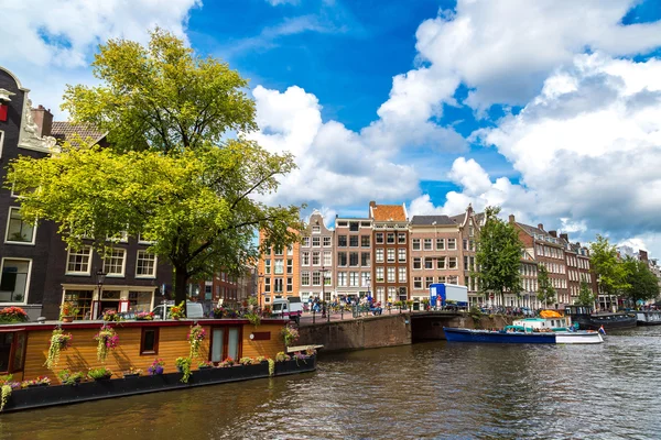 Canales y barcos de Ámsterdam en Holanda — Foto de Stock