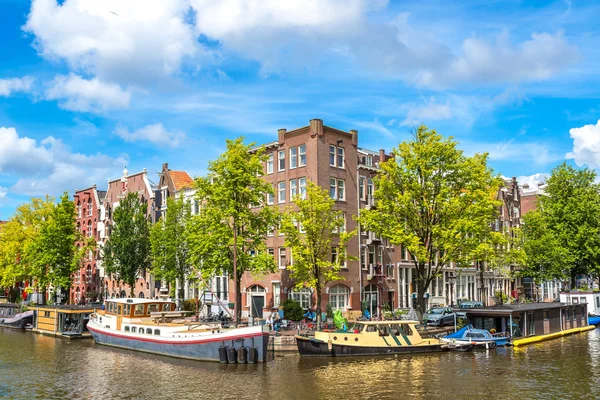 Kanalerna i Amsterdam och båtar i holland — Stockfoto