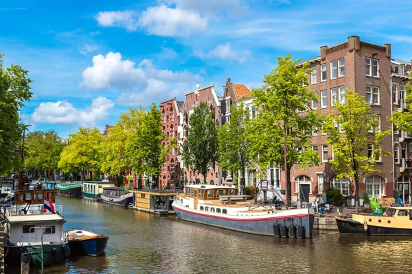 Kanalerna i Amsterdam och båtar i holland — Stockfoto