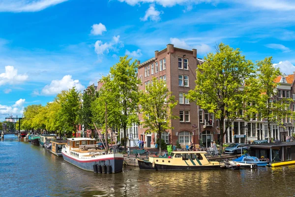 Kanalerna i Amsterdam och båtar i holland — Stockfoto