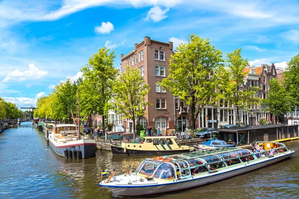 Kanalerna i Amsterdam och båtar i holland — Stockfoto