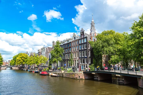 Amsterdamskie kanały i łodzie w Holandii — Zdjęcie stockowe