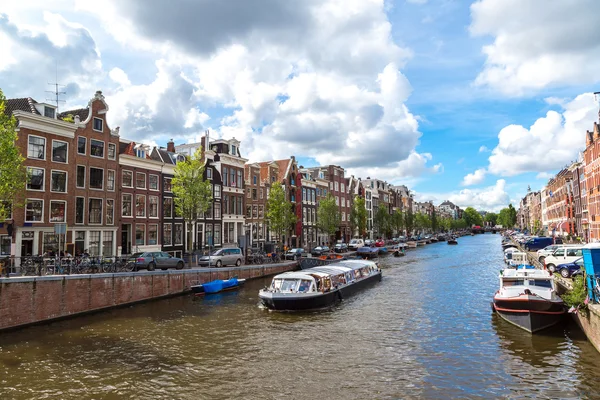 Kanalerna i Amsterdam och båtar i holland — Stockfoto