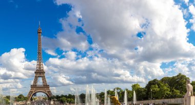 Paris 'teki Eyfel Kulesi' nin panoramik manzarası