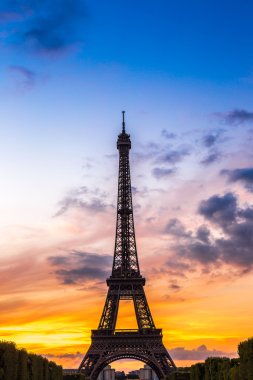 Paris 'te gün batımında Eyfel Kulesi