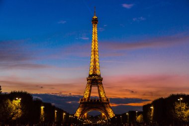 Paris 'te gün batımında Eyfel Kulesi