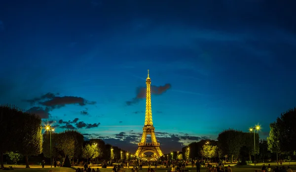 Eiffeltoren bij zonsondergang in Parijs — Stockfoto