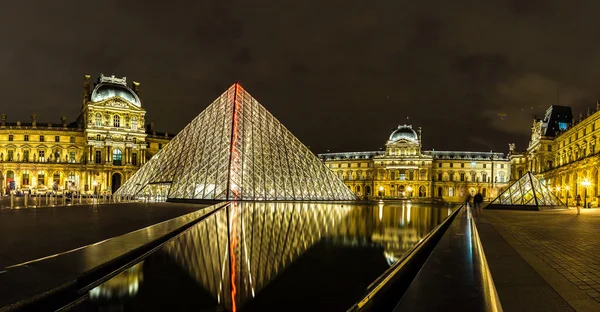 Het Louvre 's nachts in Parijs — Stockfoto