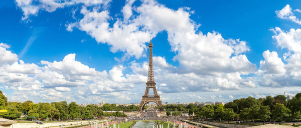 Панорамный вид Эйфелевой башни в Париже