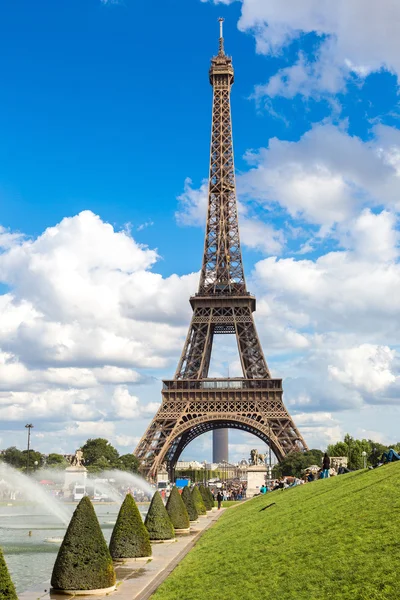 Torre Eiffel en París, Francia — Foto de Stock