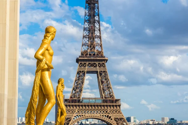 Sculptures on Trocadero and Eiffel Tower — Stock Photo, Image