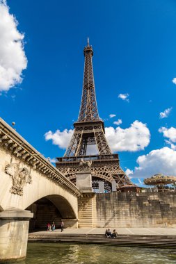 Paris'te Seine ve Eyfel Kulesi