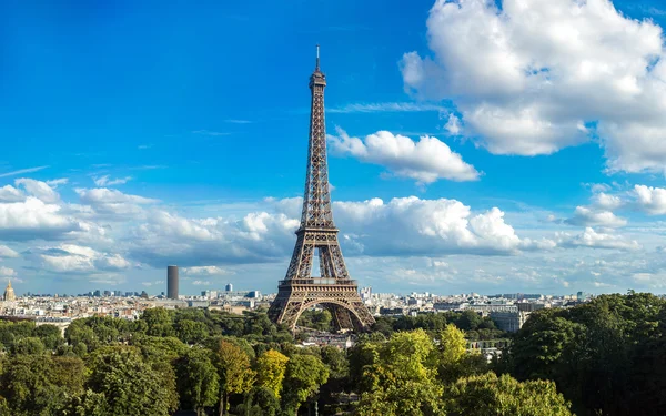 Panorama de la Torre Eiffel en París — Foto de Stock