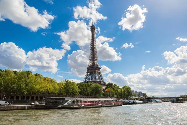 Seine och eiffel tornet i paris — Stockfoto