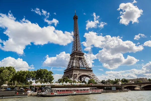 Seine and Eiffel tower in Paris — Stock Photo, Image