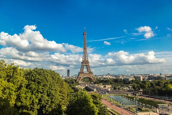 Paris'te Eyfel Kulesi'ne havadan görünümü — Stok fotoğraf