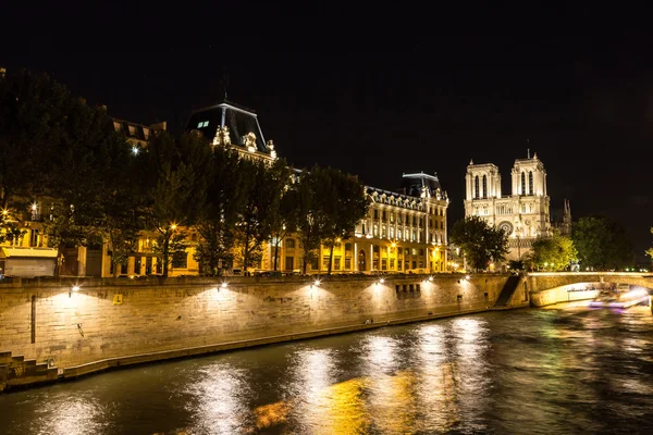 Catedral de Notre Dame de París por la noche — Foto de Stock