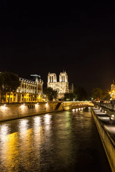 Catedral de Notre Dame de París por la noche —  Fotos de Stock