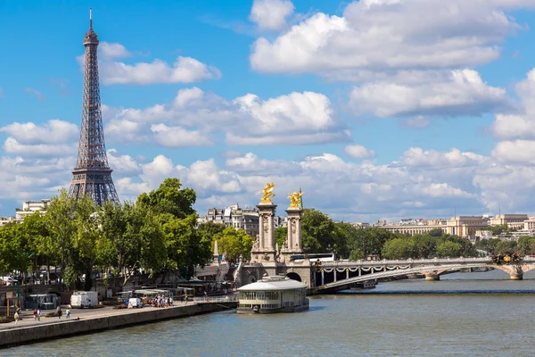 Wieża Eiffla i Pont Alexandre Iii — Zdjęcie stockowe