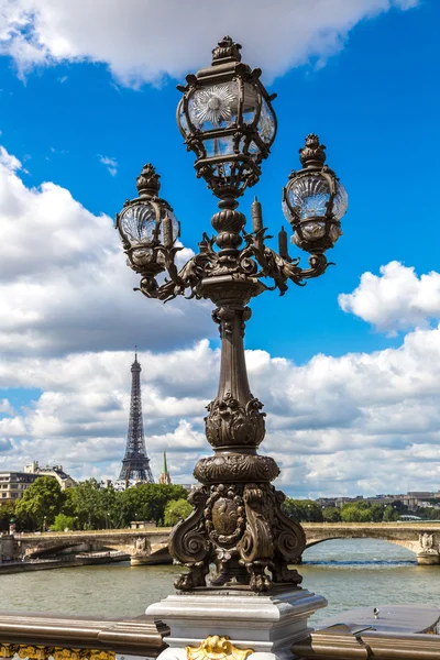 雕像上 pont alexandre iii — 图库照片