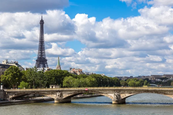 Torre della Senna ed Eiffel a Parigi — Foto Stock