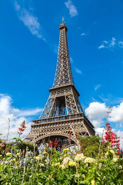 Eiffel Tower with flowers in Paris — Stock Photo, Image