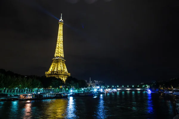 Torre Eiffel por la noche en París — Foto de Stock