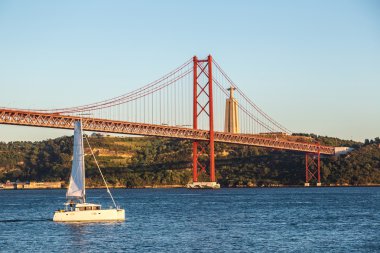 Tagus Nehri üzerinde 25 de Abril köprü