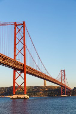 Tagus Nehri üzerinde 25 de Abril köprü